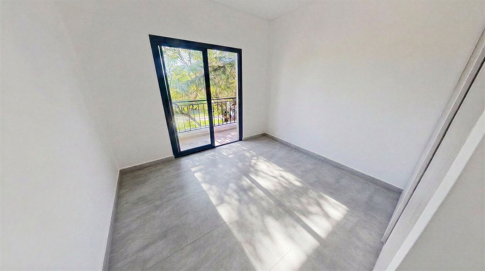 Dormitorio vacío, foto original sin decorar — ejemplo 3