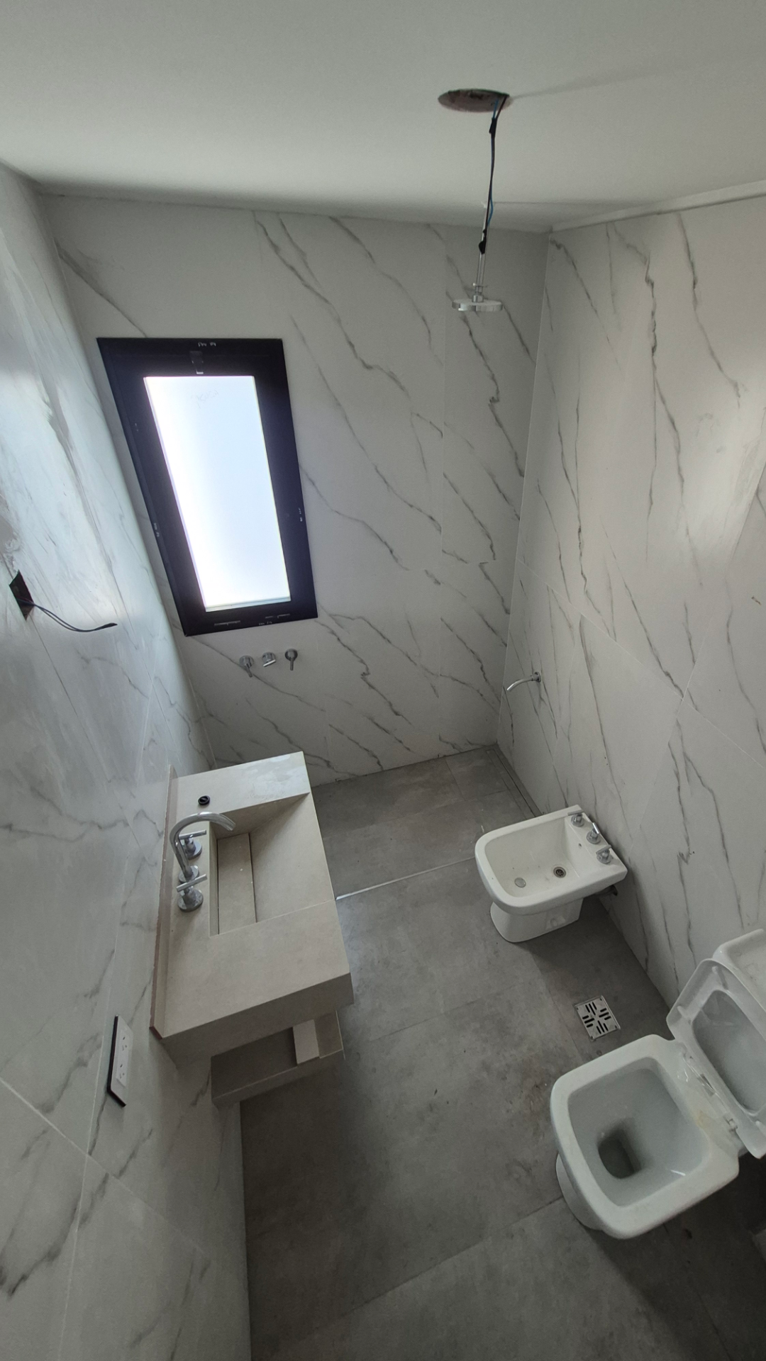 Baño vacío, foto original sin decorar — ejemplo 4